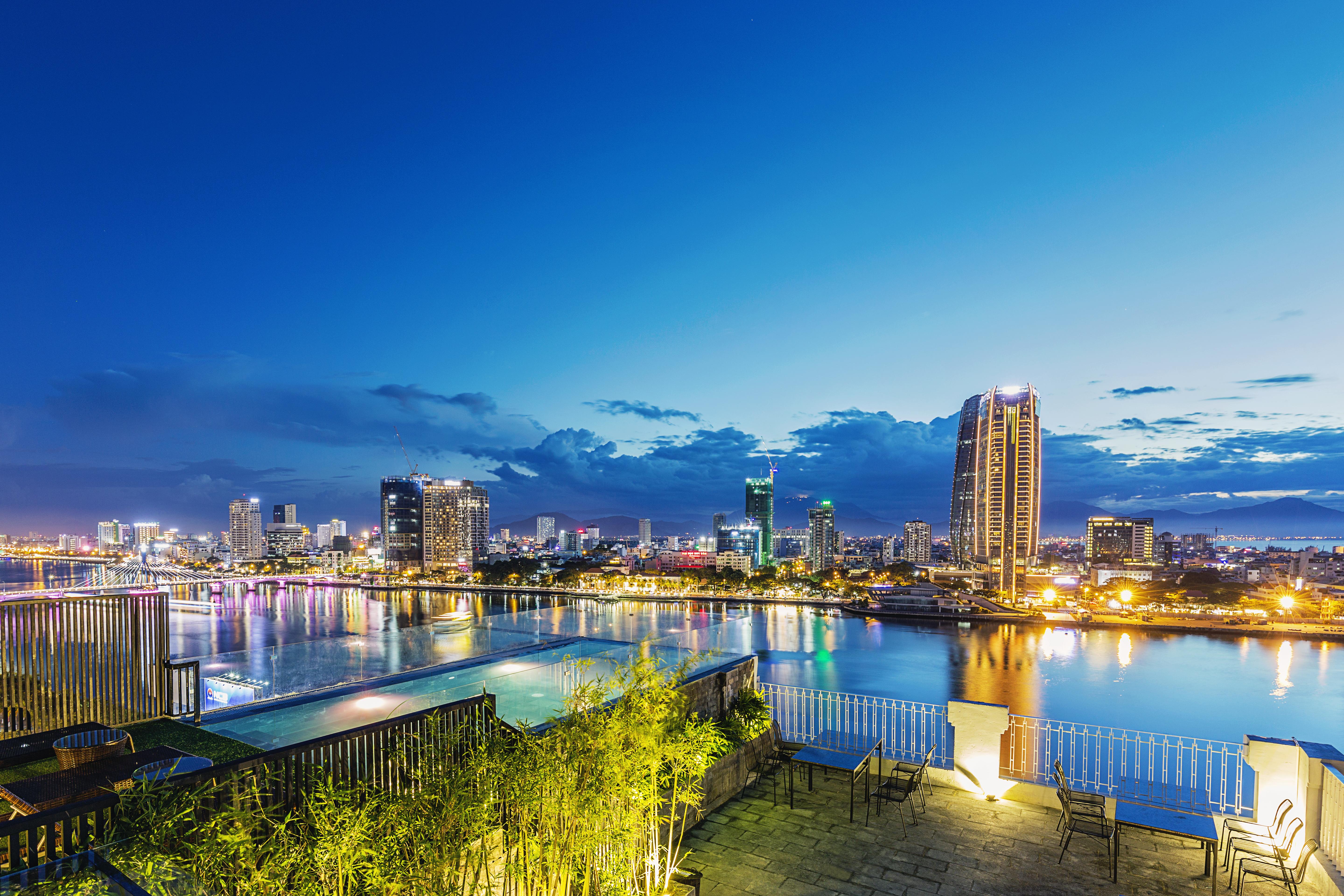 Ibiza Riverfront Da Nang Hotel Powered By Aston Екстериор снимка