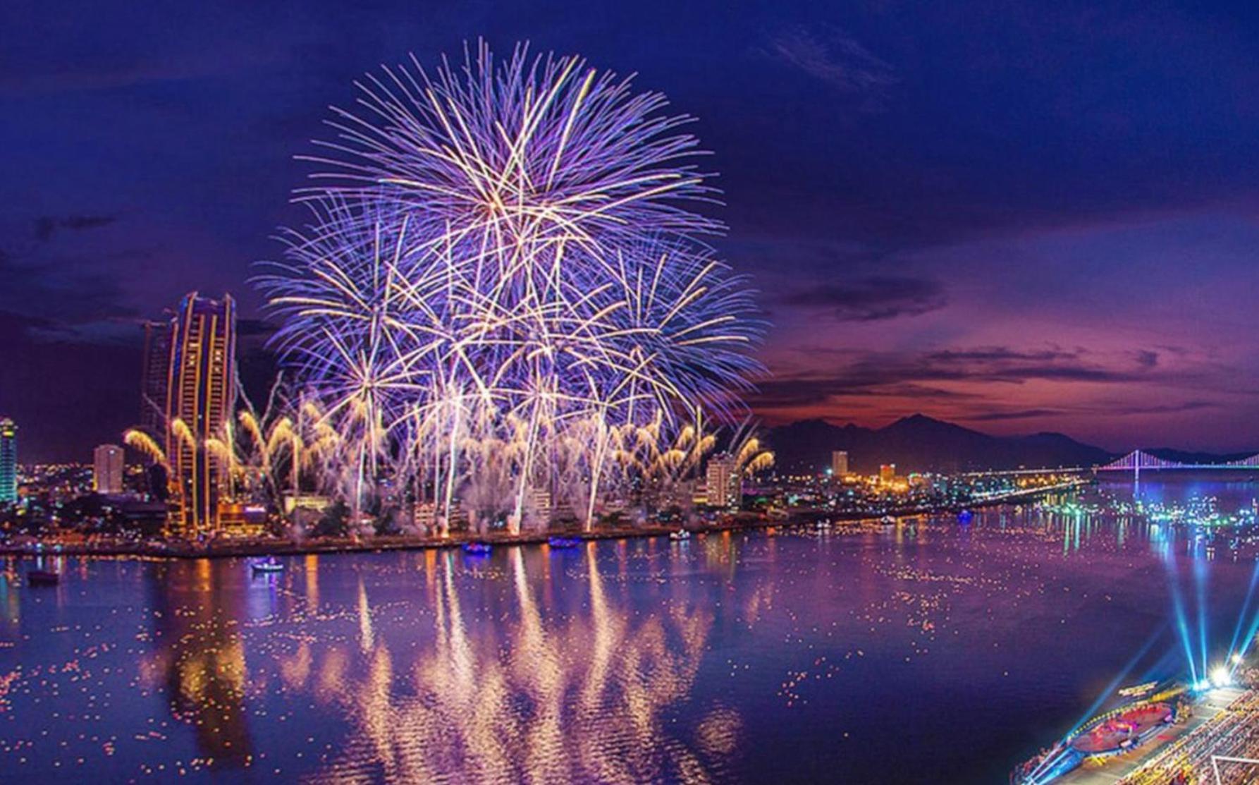 Ibiza Riverfront Da Nang Hotel Powered By Aston Екстериор снимка