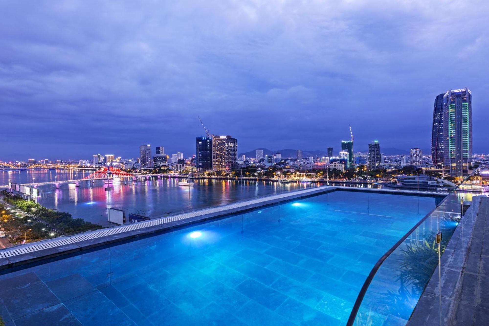 Ibiza Riverfront Da Nang Hotel Powered By Aston Екстериор снимка