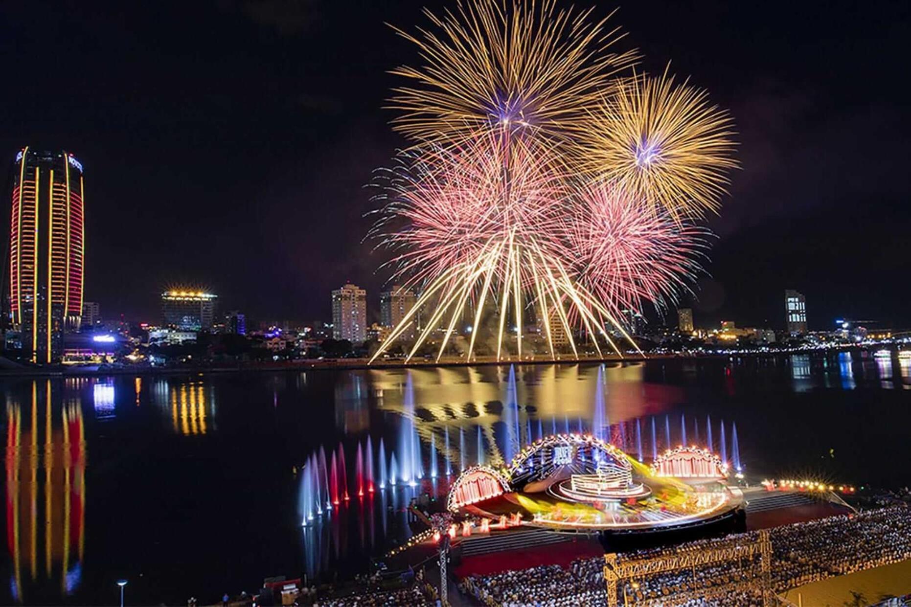 Ibiza Riverfront Da Nang Hotel Powered By Aston Екстериор снимка